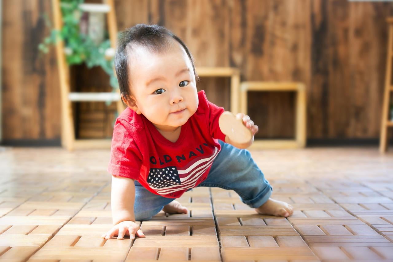 男の子の赤ちゃんの記念写真