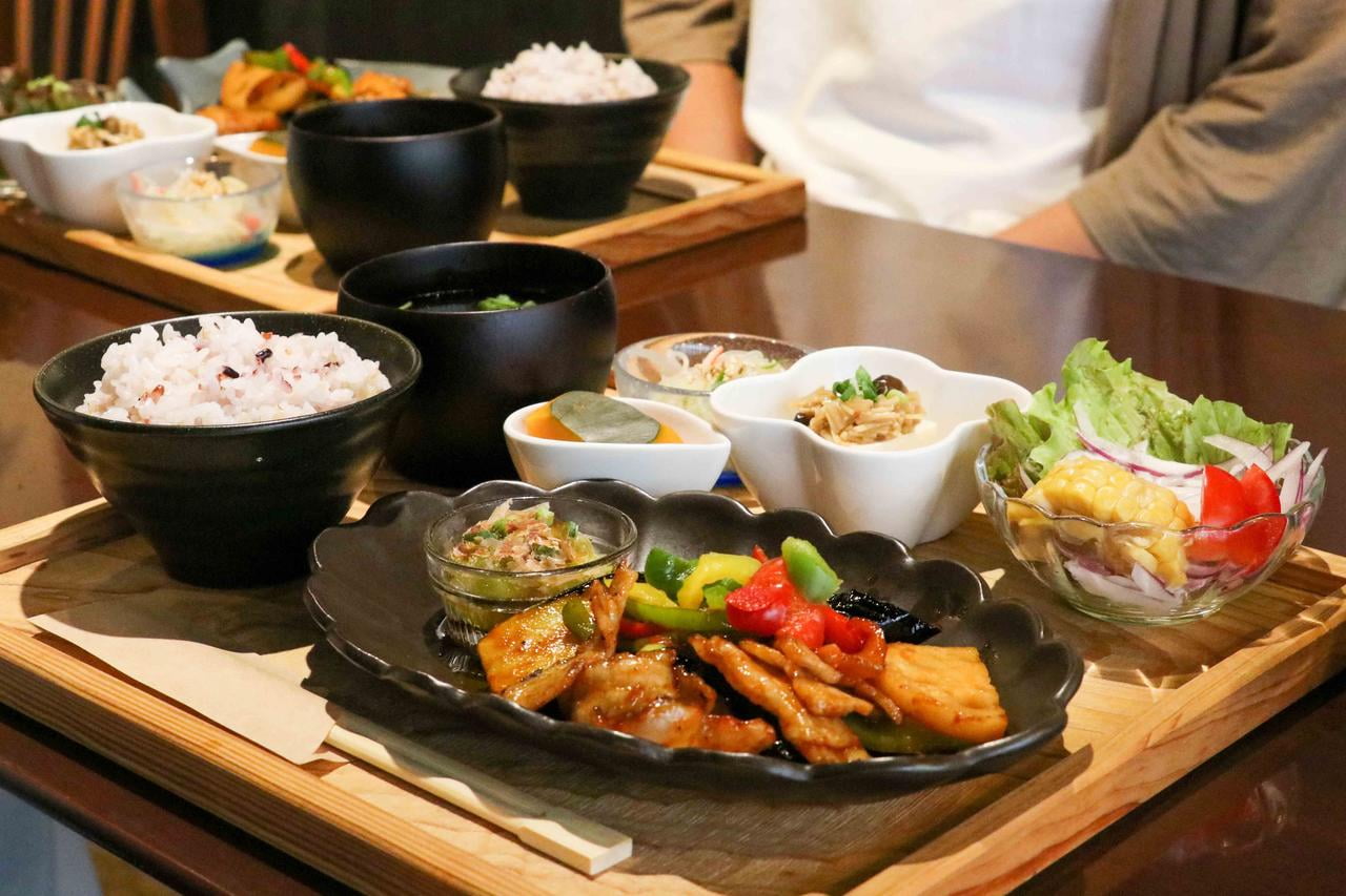のんきの一汁多菜定食の写真