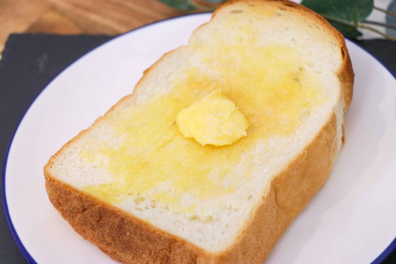 ブーランジェリー アッシュ バターを塗ったトーストの写真