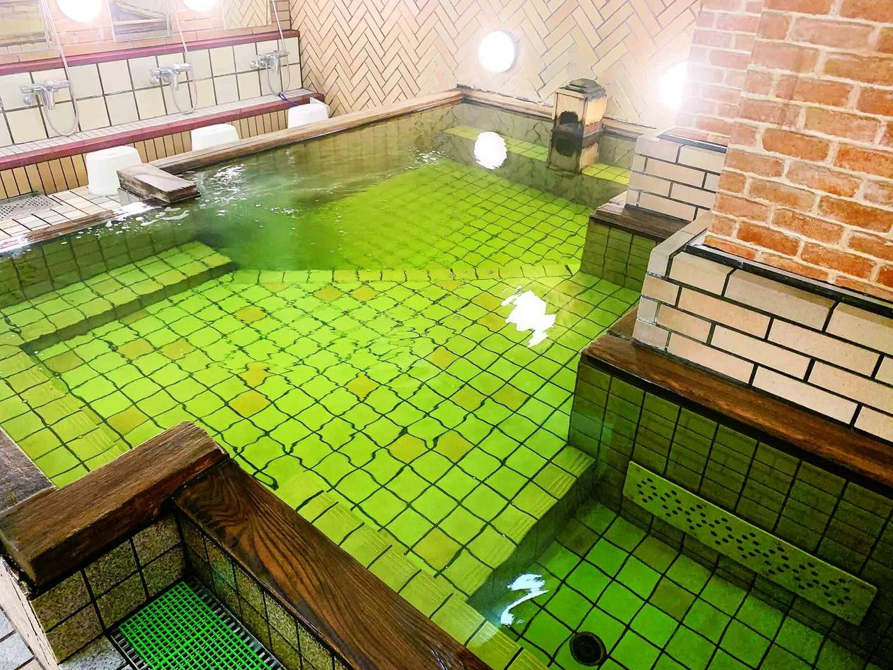 六甲おとめ塚温泉にある炭酸泉の風呂の写真.jpg