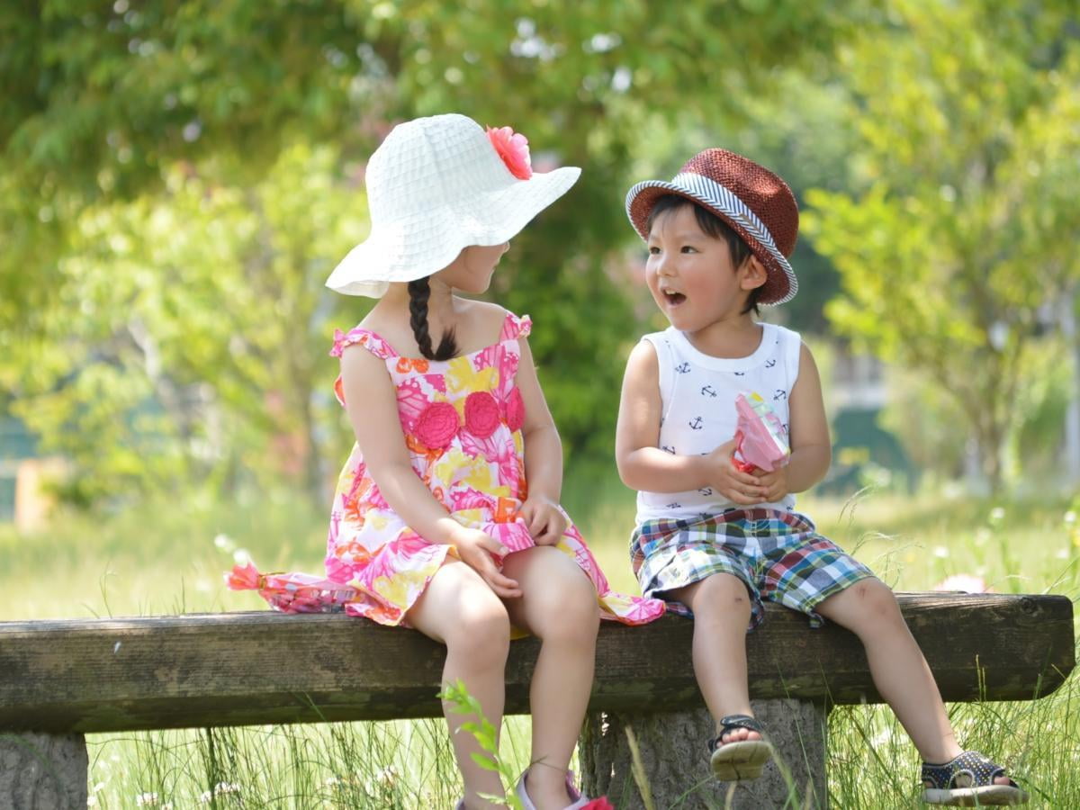 男の子と女の子が向き合う写真