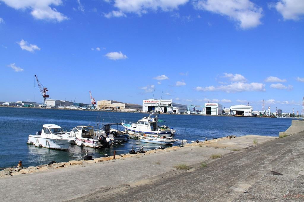 播磨町の漁港と人工島の写真