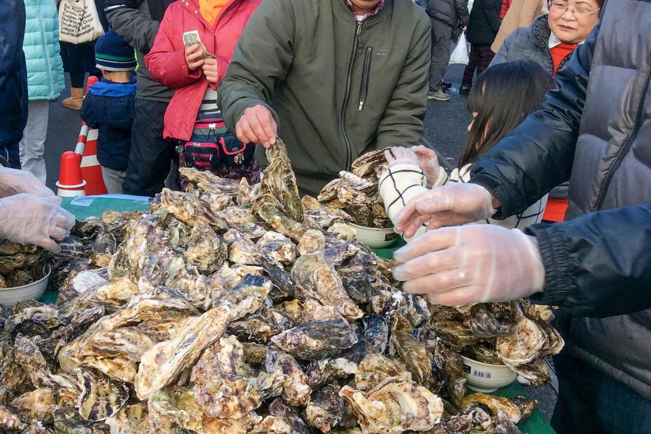 牛窓朝市ミニ牡蠣祭りの牡蠣詰め放題の様子.jpg