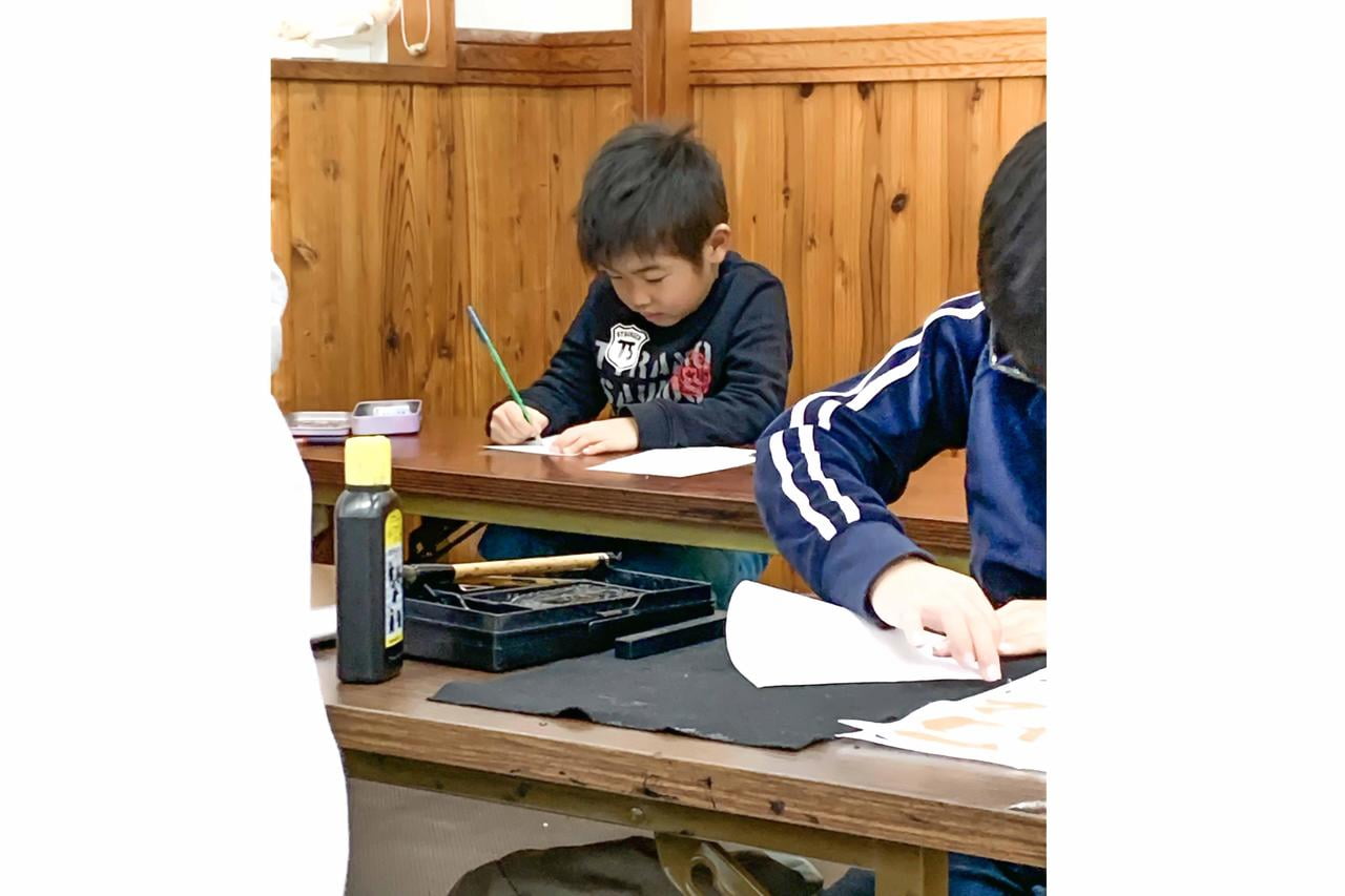 土井書道教室 机に向かう男の子の写真