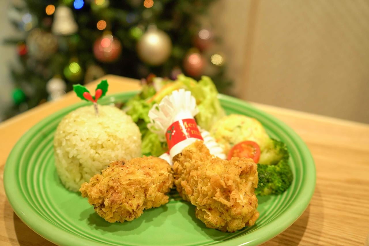 健康社員食堂モリンガの日替わり定食クリスマスバージョンのメイン、フライドチキンの写真