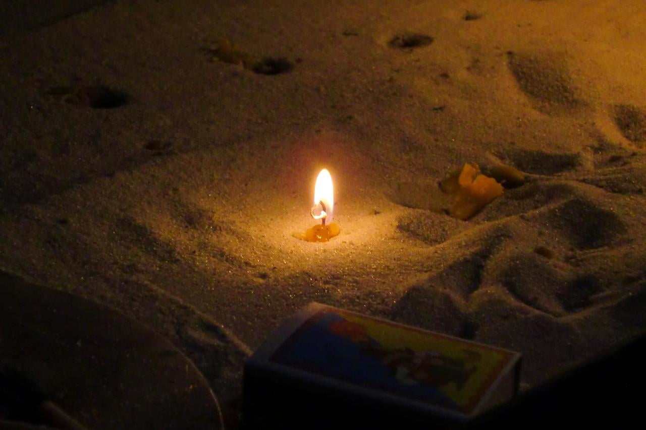 砂浜でろうそくが灯っている写真.jpg