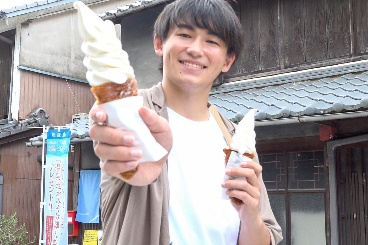 サリータのアイスを渡してくれる坂越くん