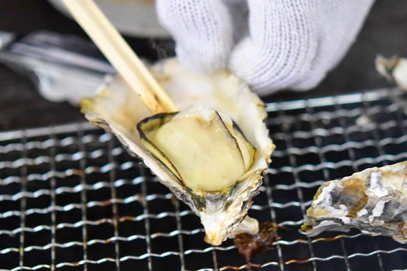 焼き牡蠣に箸をいれている写真.jpg