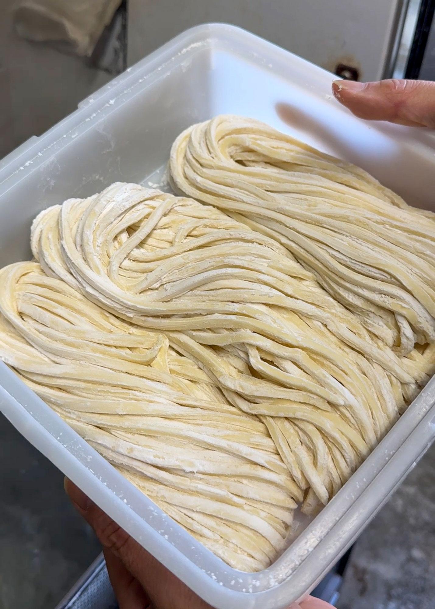 加工済_2501_無心ですすりたい自家製麵_讃岐うどん将_ゆでる前の麺.jpg