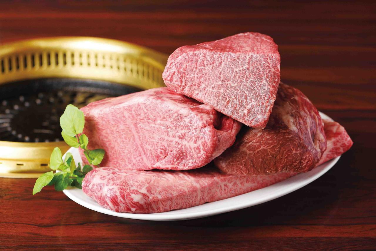 羅生門で提供されるまるはり限定肉LOVEコースの一品である肉塊焼きの霜降り塊肉の写真.jpg