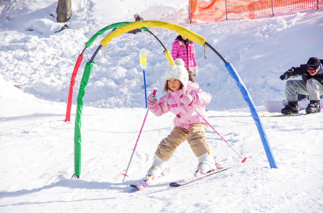 若杉高原おおやスキー場でスキーをする女の子の写真.jpg