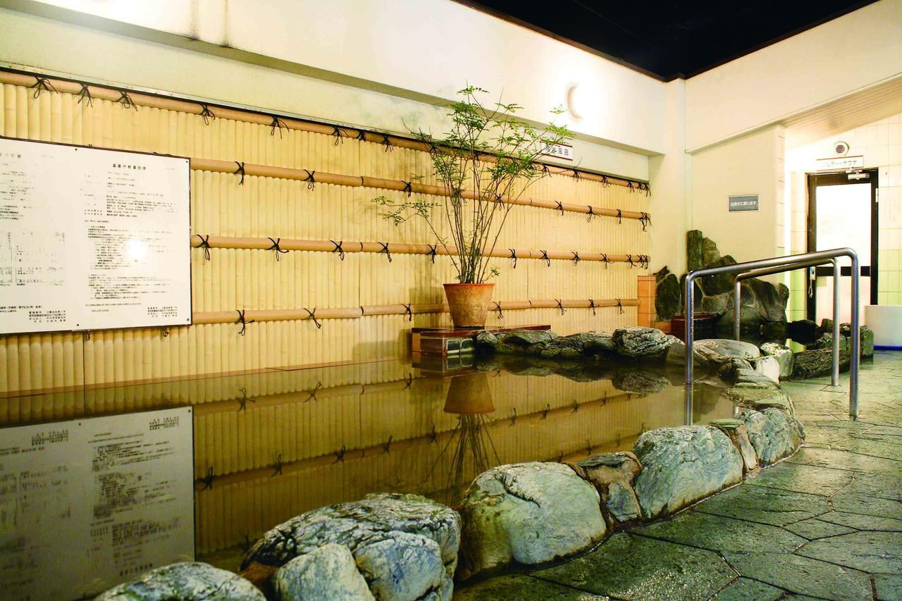 六甲おとめ塚温泉にある「益荒男の湯」の露天風呂の写真.jpg