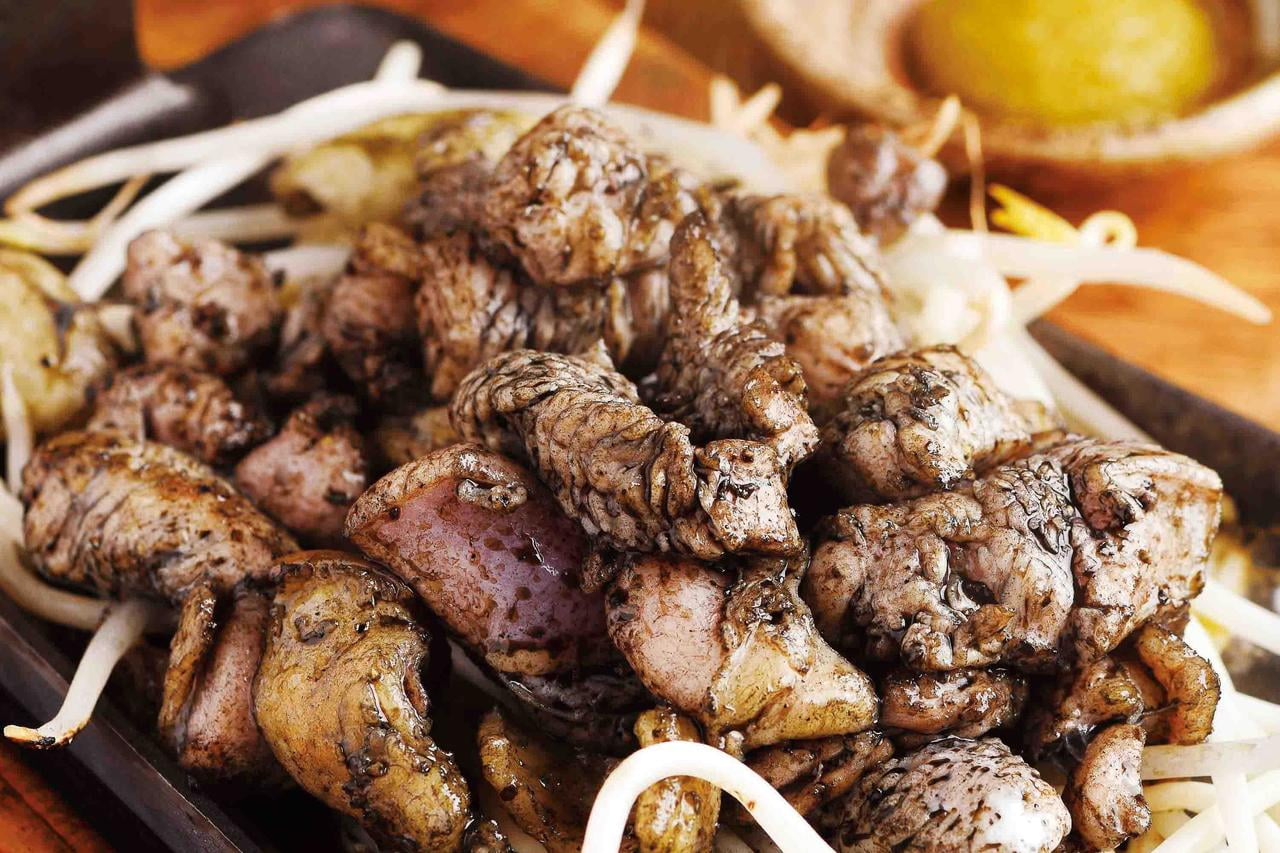 焼鳥の茶蘭が鉄板で提供するもやしの上に炭火で黒焼きされた鶏がのる炭火焼き黒焼き炙りMIXの写真.jpg