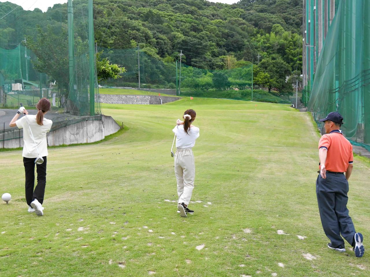 ショートコースでの2人のフルスイングの写真