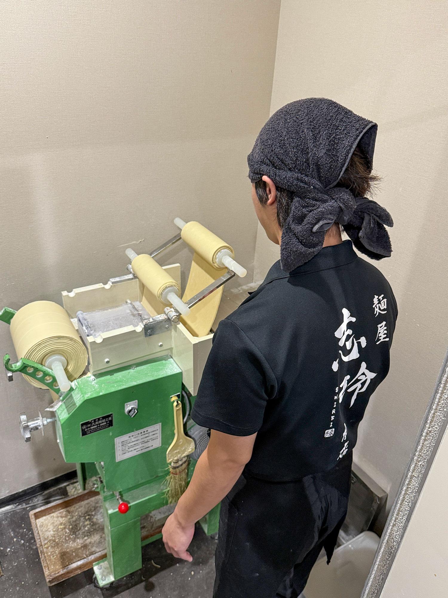 加工済_25_01_無心ですすりたい自家製めん_麺屋志玲_製麺機2.jpg