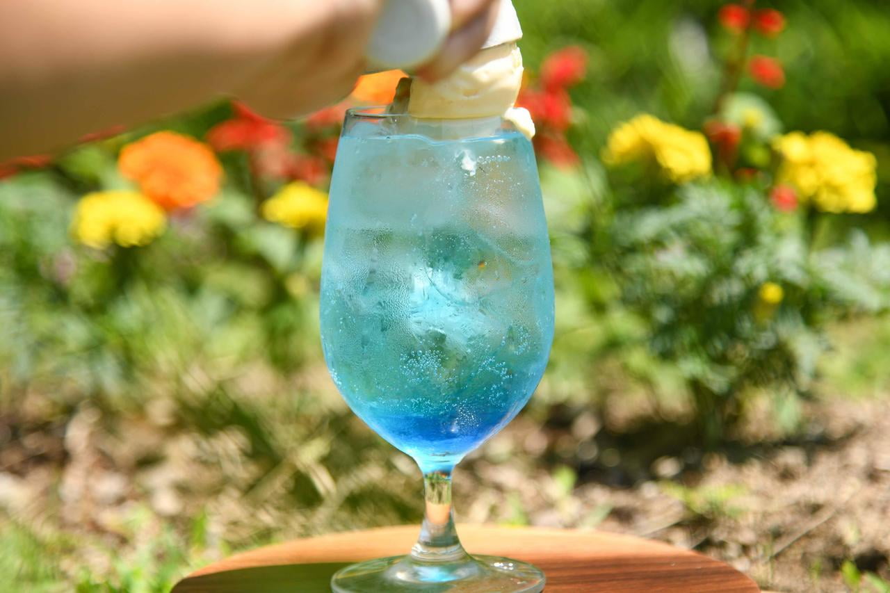ハワイアンブルーと炭酸水が入ったグラスにアイスをのせる写真