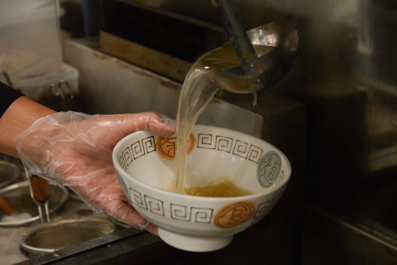 ラーメンどんぶりにスープを入れている写真.jpg