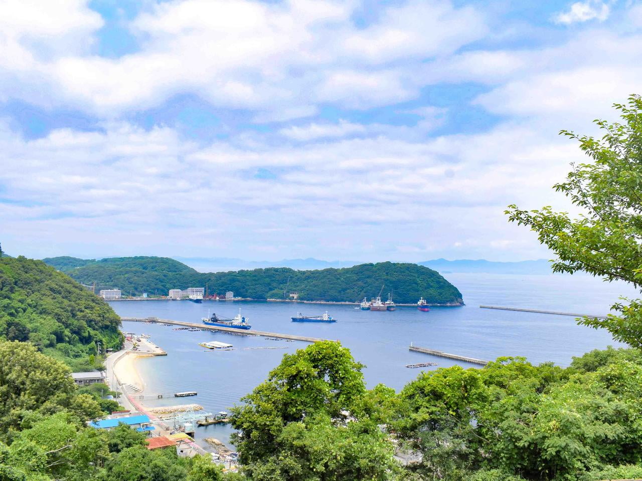 島の緑と海が写る写真