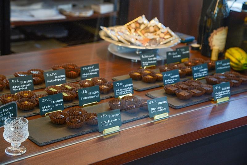 パティスリーラヴィポリのショーケースの中の数種類のチョコレートの写真