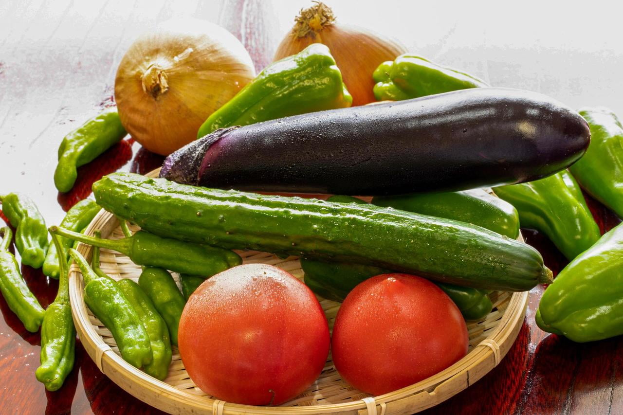 トマトやきゅうりなど夏野菜が集まった写真