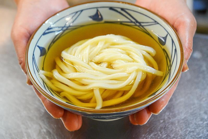 丸亀製麺のかけうどんの写真