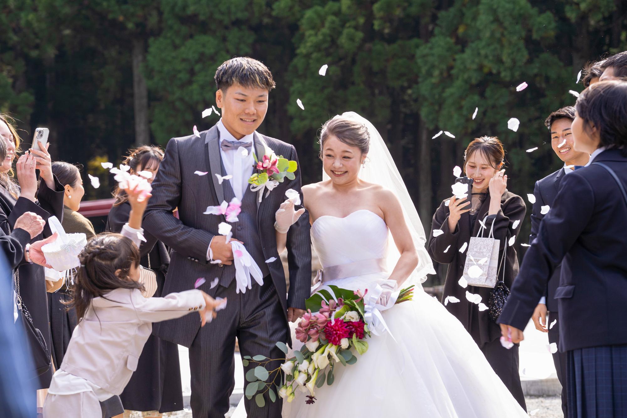 加工済_2601_まるはリーク_HAGA-TOWN-WEDDING＆CEREMONY_写真02(フラワーシャワー).jpg