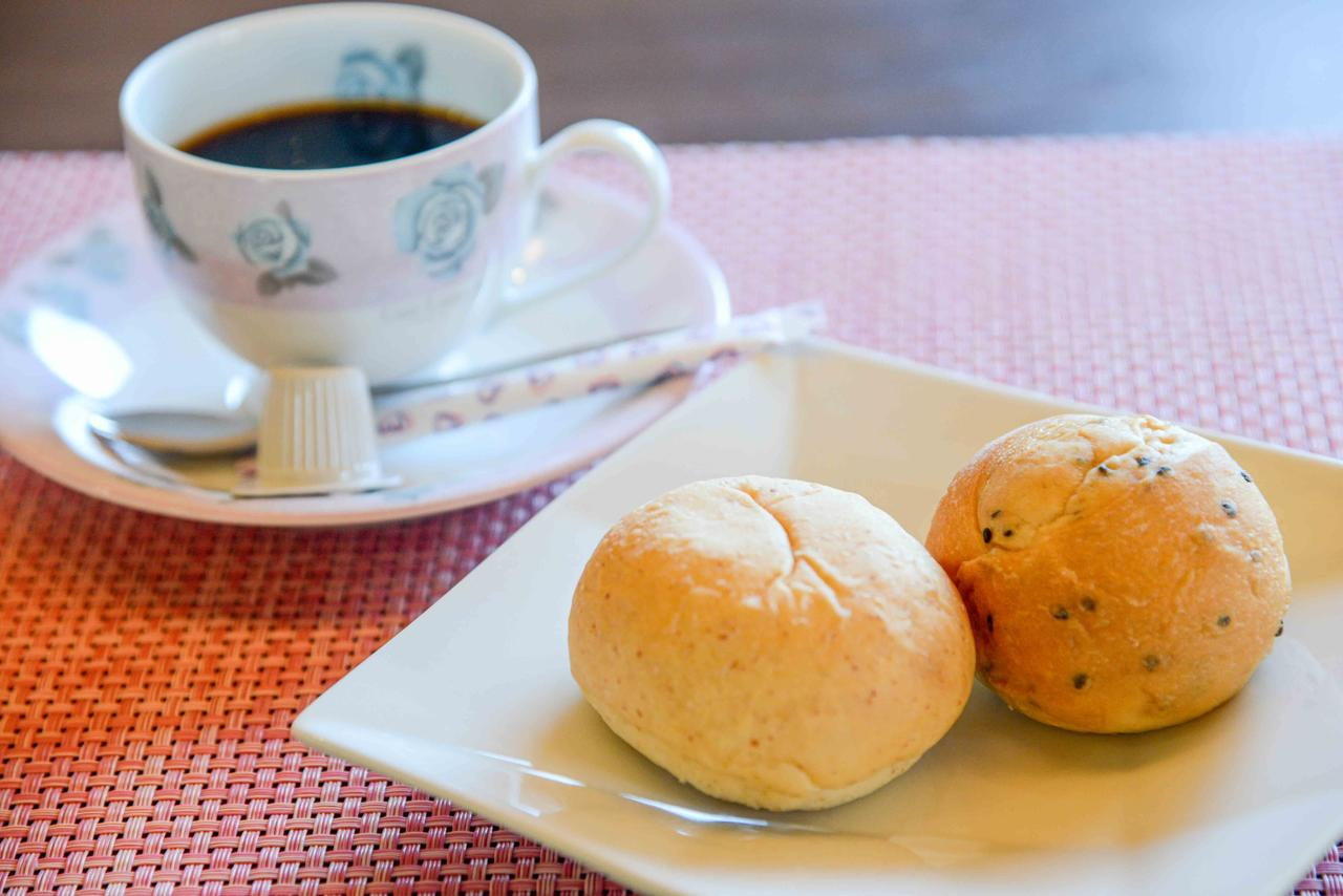 ポコアポコのコーヒーとパン.jpg
