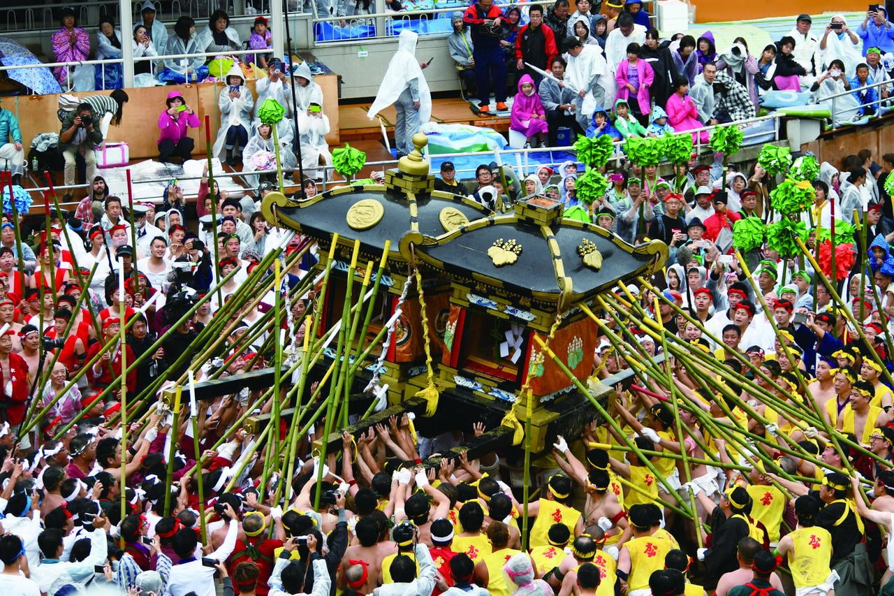 お旅山山麓の広畠で行われる神輿合わせ