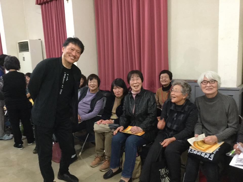 気安く精力的な指揮者