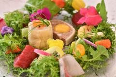 有名ホテルで腕を磨いたシェフが手掛けるカジュアルなコース料理も提供